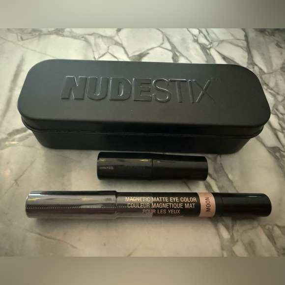 NUDESTIX Magnetic Matte Eye Color - Subtle Moon Shade - Picture 1 of 3
